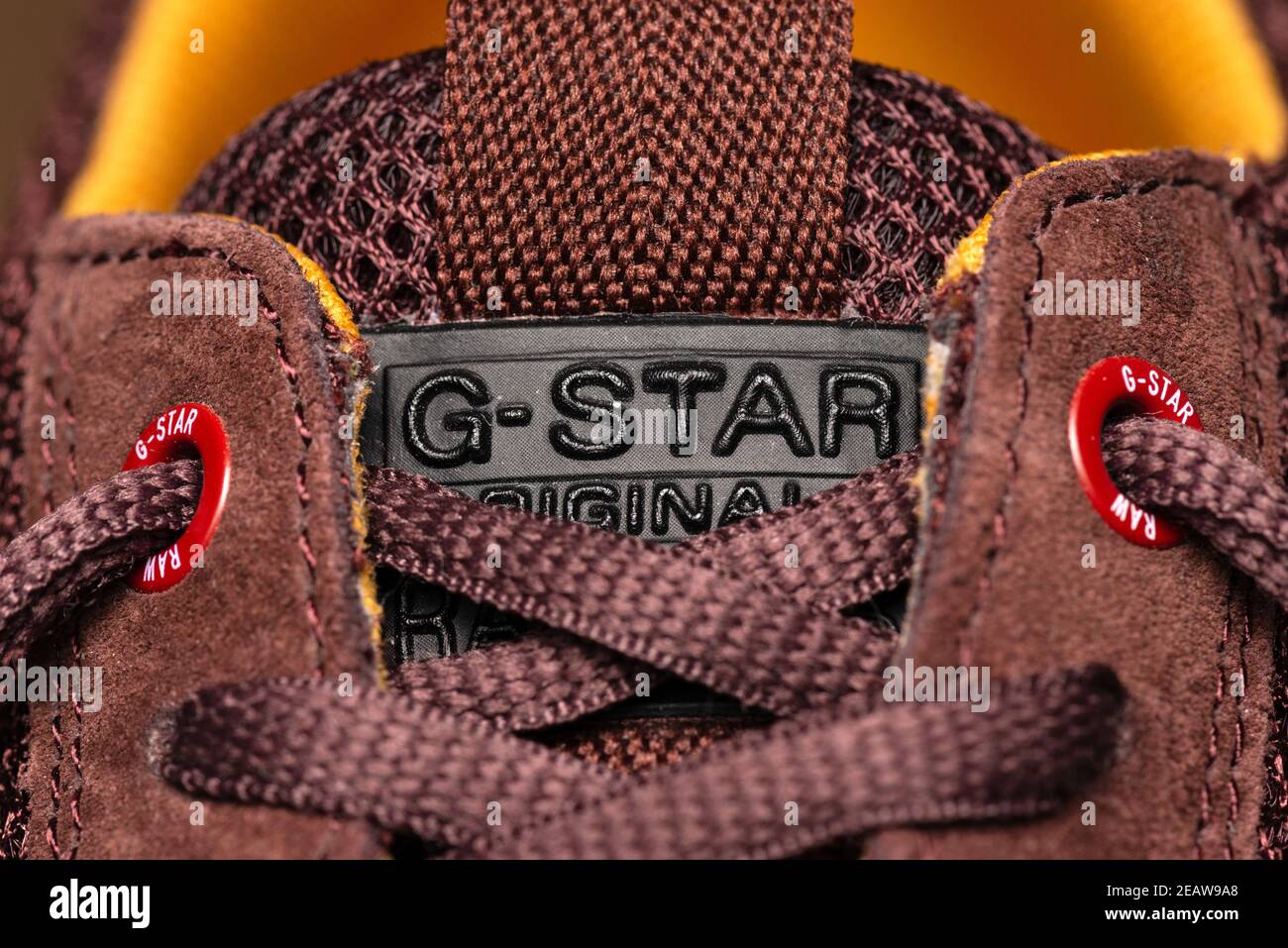 G-Star Raw Label auf burgunderrot Farbe Herren Casual shoes close Mehr Details Stockfoto