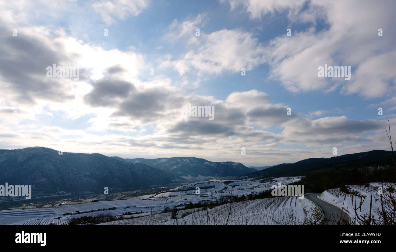 Landschaftlich reizvolle Aussicht auf eine Winterlandschaft in Österreich Stockfoto