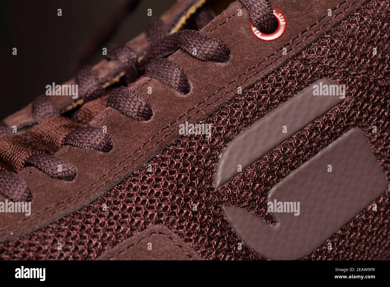 G-Star Raw Logo und Symbol auf legeren burgunderfarbenen Herrenschuhen Nahaufnahme Stockfoto
