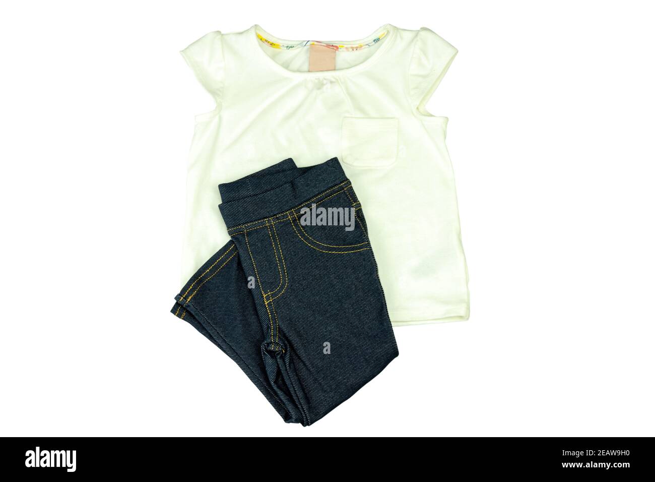 Ein schönes helles T-Shirt und eine dunkelblaue Jeans für kleines Mädchen isoliert auf weißem Hintergrund. Beschneidungspfad enthalten. Mode für Kinder. Stockfoto