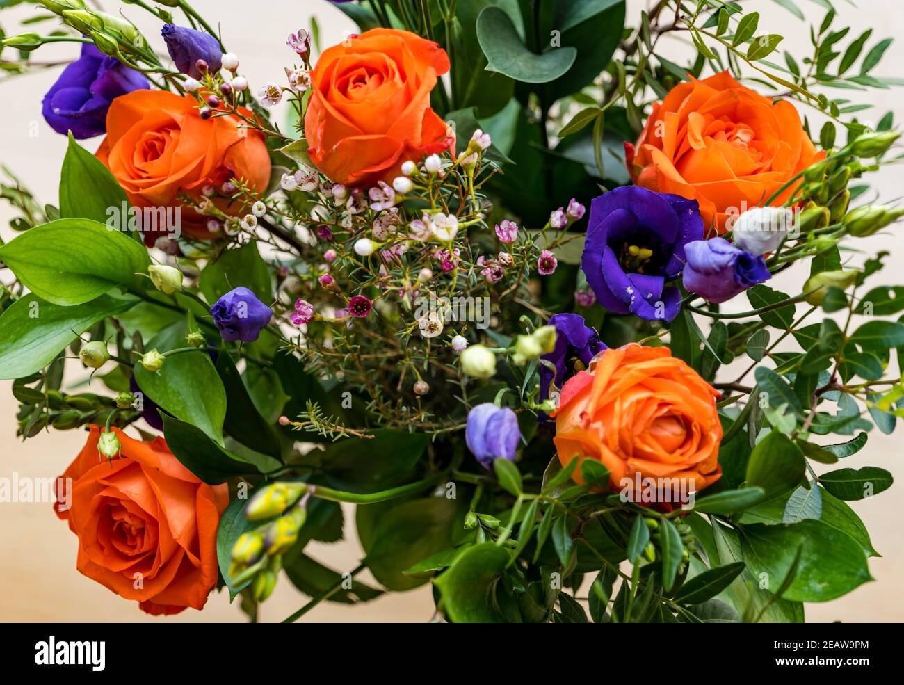 Nahaufnahme von Blumenstrauß mit orangen Rosen Stockfoto