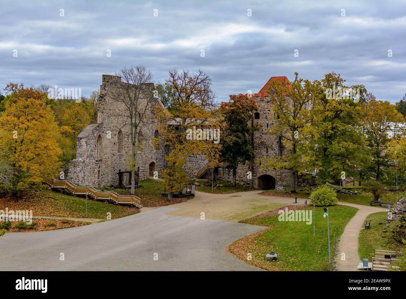 Ruinen der mittelalterlichen Burg Sigulda, Lettland. Es wurde von den Livländischen Schwertbrüdern erbaut, die später in den Deutschen Orden aufgenommen wurden. Stockfoto