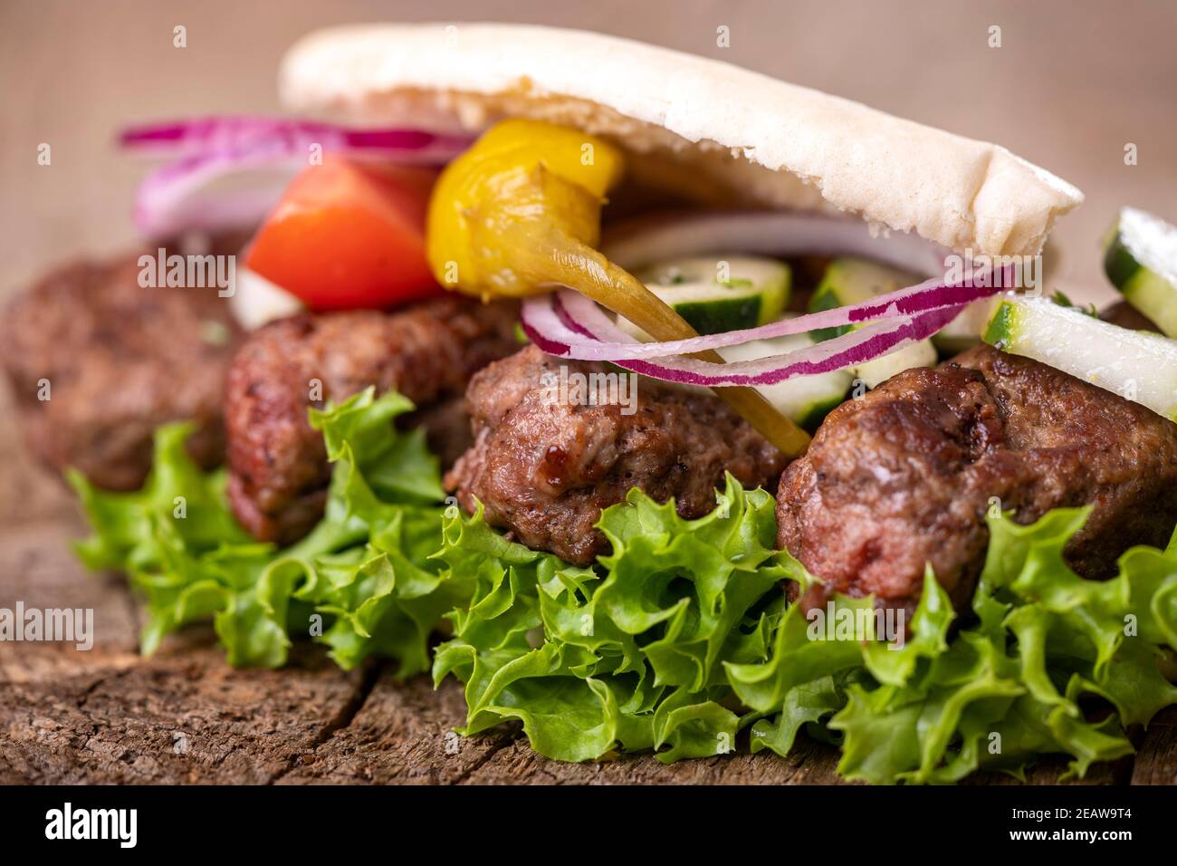 Cevapcici auf Holz Stockfoto
