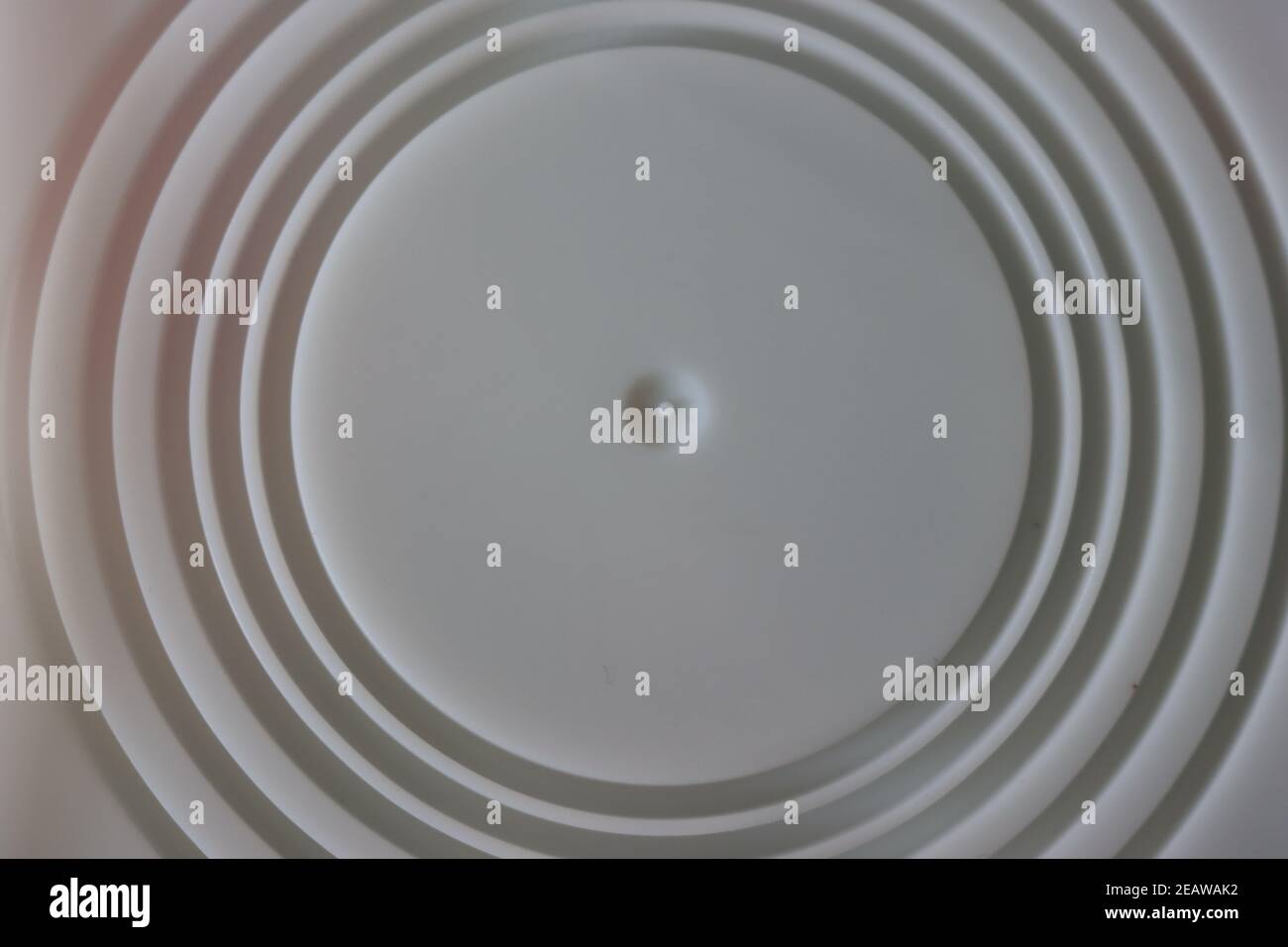 Schöne runde Kreise unterschiedlicher Größe konzentrische weiße Rillen Stockfoto