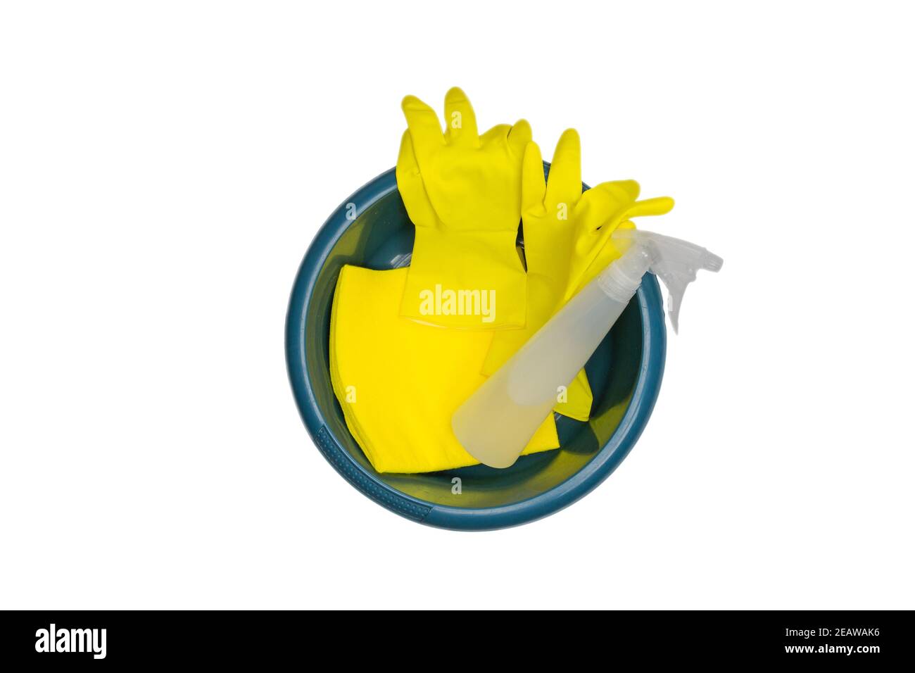 Vielzahl von Reinigungsprodukten in einem Eimer Draufsicht isoliert auf weißem Hintergrund, Gelbe Handschuhe für Schutz und Wasserflasche Spray, Mikrofasertuch, Gesundheit und Reinigung Business-Konzept Stockfoto