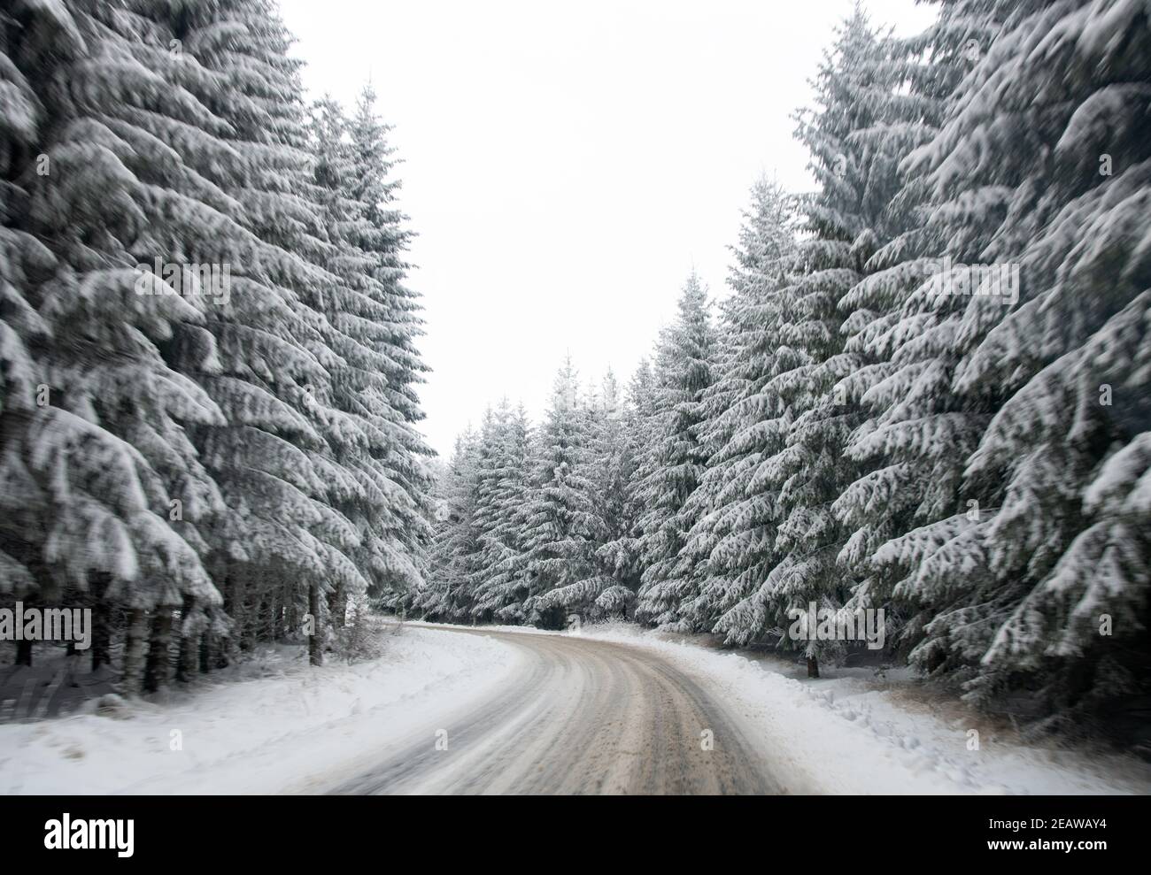 Rutschiger Straßenbelag im Winter Stockfoto