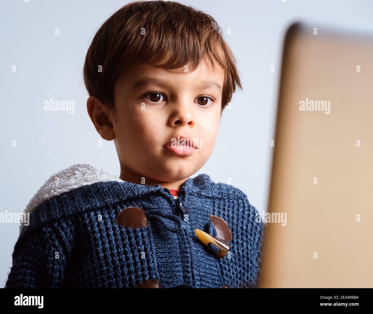 Kleiner Junge beobachten Cartoon auf Laptop-Bildschirm Stockfoto