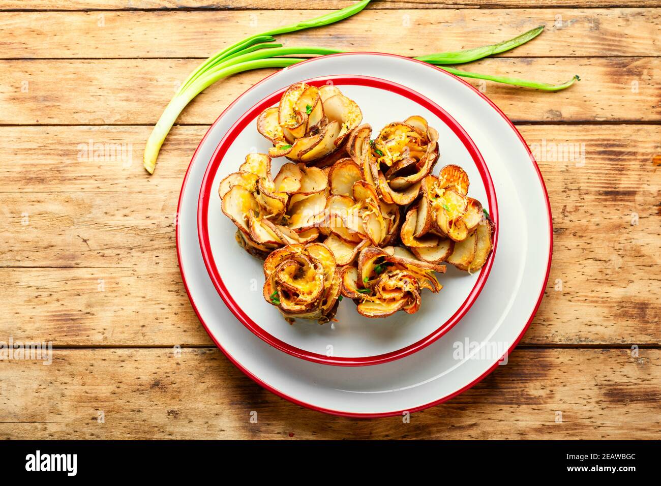 Gebackene Kartoffeln in Speck Stockfoto