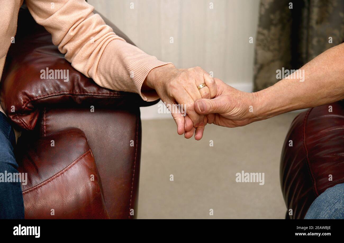 Ehepaar in ihren siebziger Jahren hält sich die Hände Stockfoto