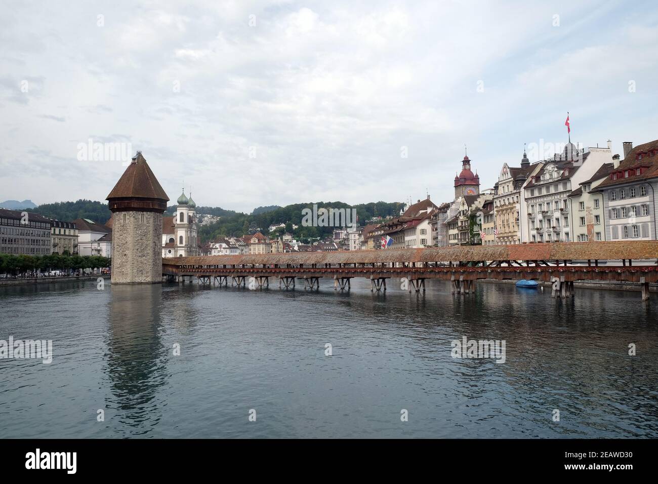 Das historische Stadtzentrum von Luzern mit berühmten Kapellbrücke, dem Wahrzeichen der Stadt und eines der wichtigsten touristischen Sehenswürdigkeiten der Schweiz Stockfoto