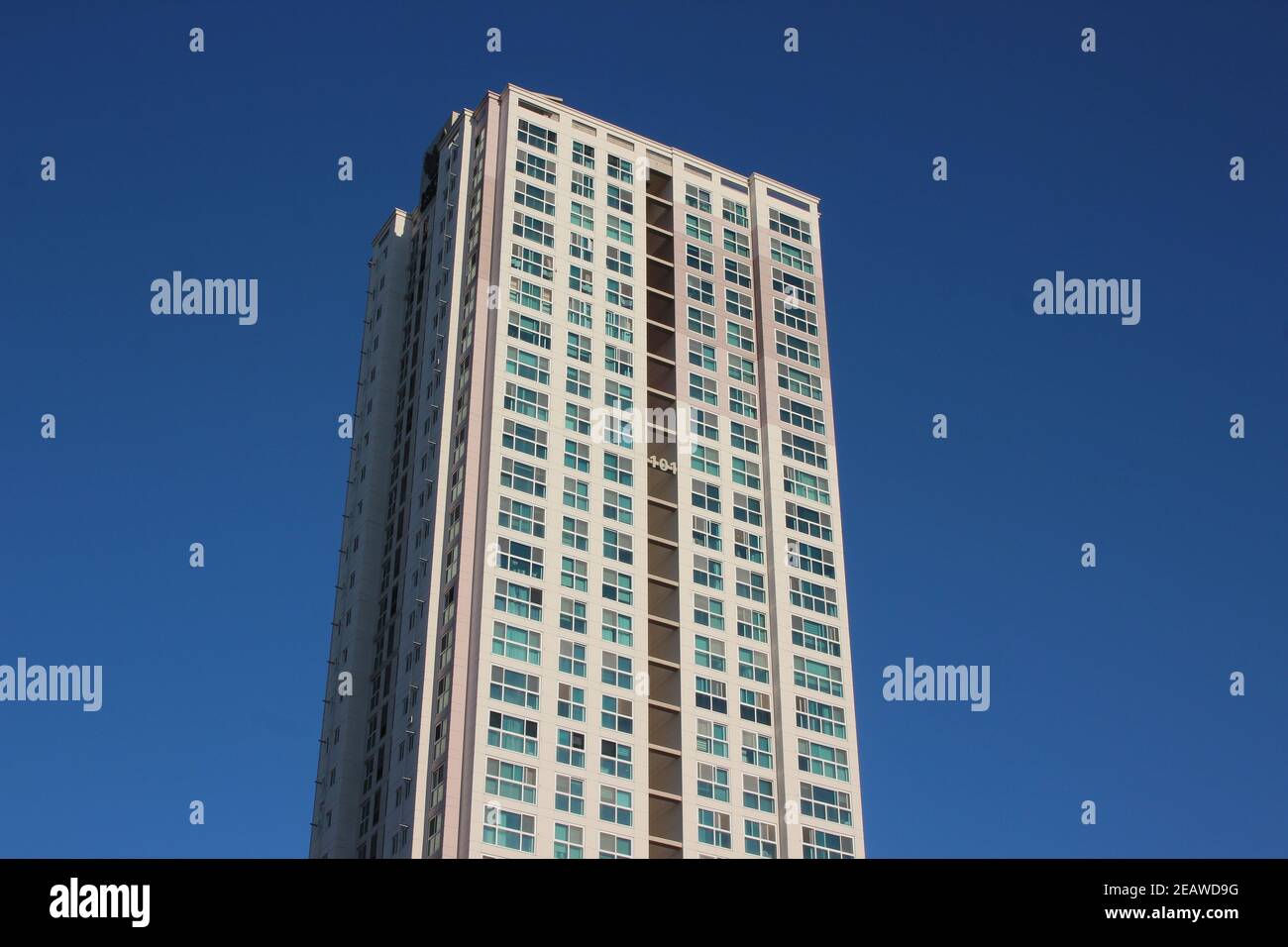 Die Weitwinkelansicht eines Wolkenkratzers Geschäftsgebäude mit blauem Himmel an sonnigen Tag. Stockfoto