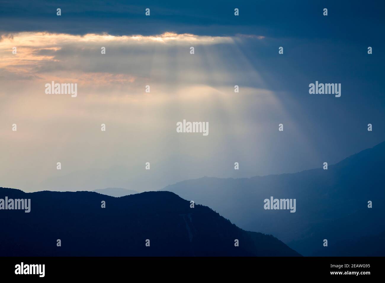 Sonnenstrahlen über den silhouetted Himalaya Ausläufern, südlich von Annapurna Range. Nepal. Stockfoto