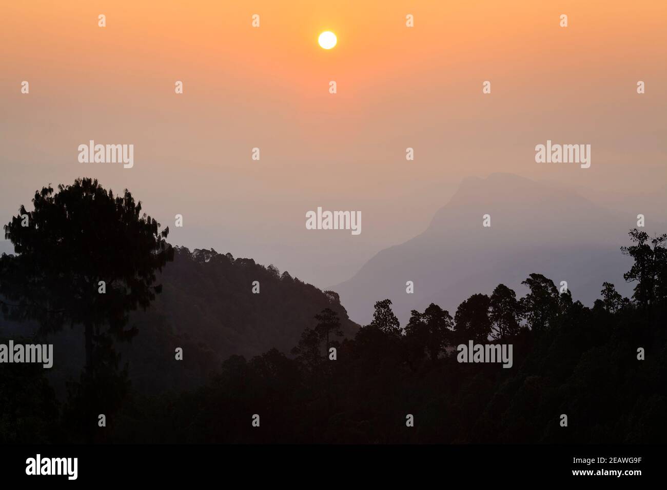 Silhouetted Himalaya Ausläufer bei Sonnenaufgang, südlich von Annapurna Range. Nepal. Stockfoto