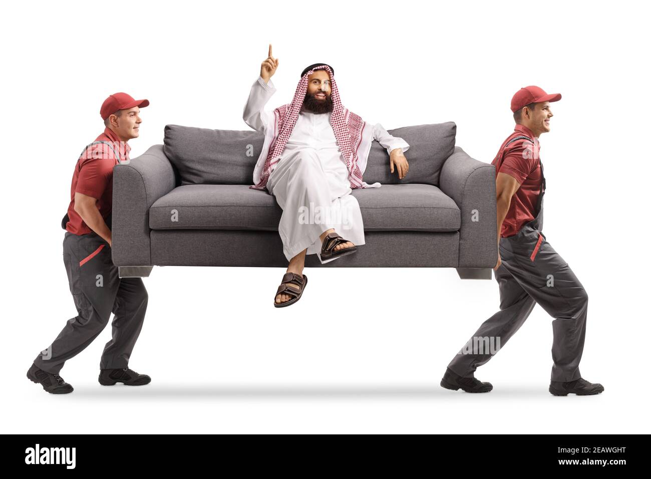 Mover trägt eine Couch mit einem saudi-arabischen Mann sitzen Und zeigt isoliert auf weißem Hintergrund Stockfoto