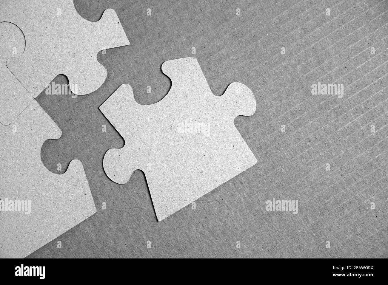 Fehlende Stück des Puzzles fällt in Platz.Schwarz-Weiß-Bild. Stockfoto