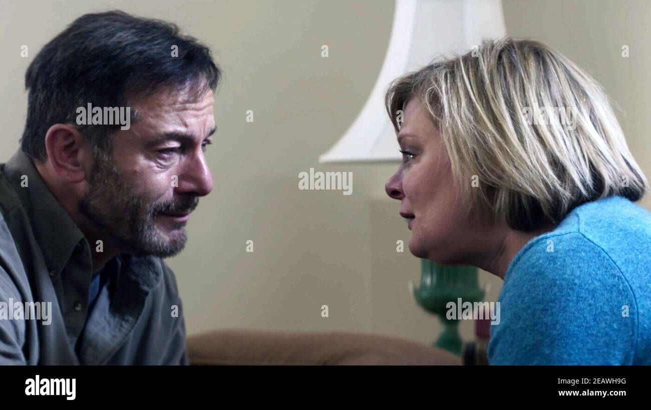 Mass ist ein 2021 von Fran Kranz in seinem Regiedebüt geschriebener und inszeniert amerikanischer Theaterfilm. Der Film ist mit Jason Isaacs, Martha Plimpton, Ann Dowd und Reed Birney zu sehen. Dieses Foto ist nur für redaktionelle Zwecke bestimmt und unterliegt dem Urheberrecht des Filmunternehmens und/oder des Fotografen, der vom Film oder der Produktionsfirma beauftragt wurde, und darf nur von Publikationen im Zusammenhang mit der Bewerbung des oben genannten Films reproduziert werden. Eine obligatorische Gutschrift an das Filmunternehmen ist erforderlich. Der Fotograf sollte auch bei Bekanntwerden des Fotos gutgeschrieben werden. Stockfoto