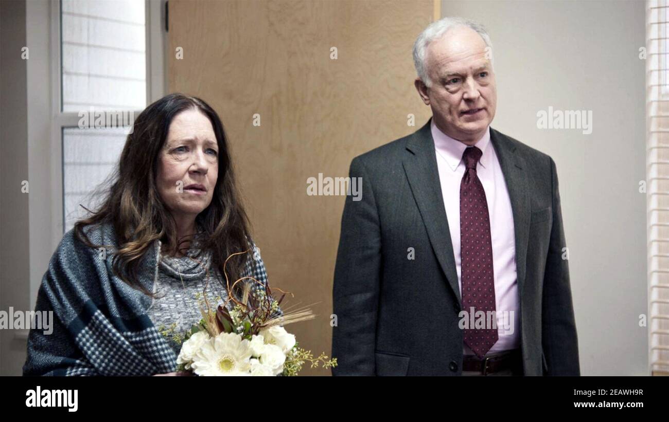 Mass ist ein 2021 von Fran Kranz in seinem Regiedebüt geschriebener und inszeniert amerikanischer Theaterfilm. Der Film ist mit Jason Isaacs, Martha Plimpton, Ann Dowd und Reed Birney zu sehen. Dieses Foto ist nur für redaktionelle Zwecke bestimmt und unterliegt dem Urheberrecht des Filmunternehmens und/oder des Fotografen, der vom Film oder der Produktionsfirma beauftragt wurde, und darf nur von Publikationen im Zusammenhang mit der Bewerbung des oben genannten Films reproduziert werden. Eine obligatorische Gutschrift an das Filmunternehmen ist erforderlich. Der Fotograf sollte auch bei Bekanntwerden des Fotos gutgeschrieben werden. Stockfoto