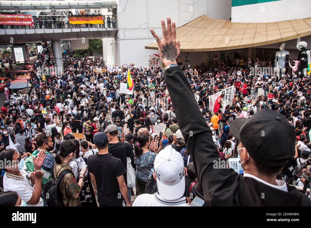 Ein Protestant, der während der Demonstration die Hand hochhebt.Pro-Demokratie-Demonstranten und Aktivisten nehmen an einer Kundgebung Teil, bei der sie Küchengeräte schlagen, um gegen die Regierung zu protestieren und fordern, das Gesetz der Majestät (Artikel 112 des thailändischen Strafgesetzbuches) im Bangkok Art and Culture Centre (BACC) abzuschaffen. Stockfoto