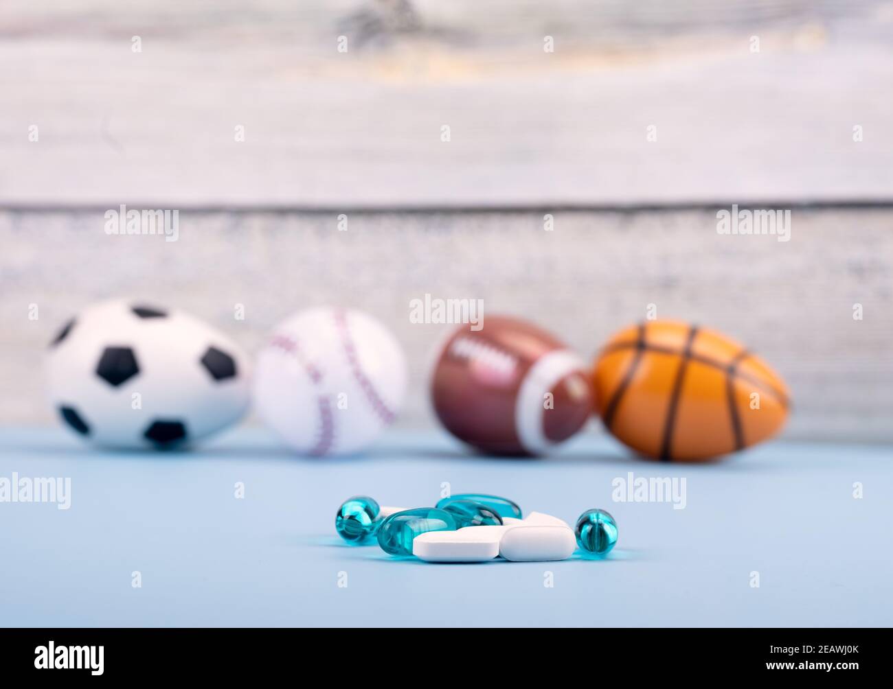 Fußball, Sport Eier mit Medikamenten Pillen und Nahrungsergänzungsmittel. Platz für Text. Stockfoto