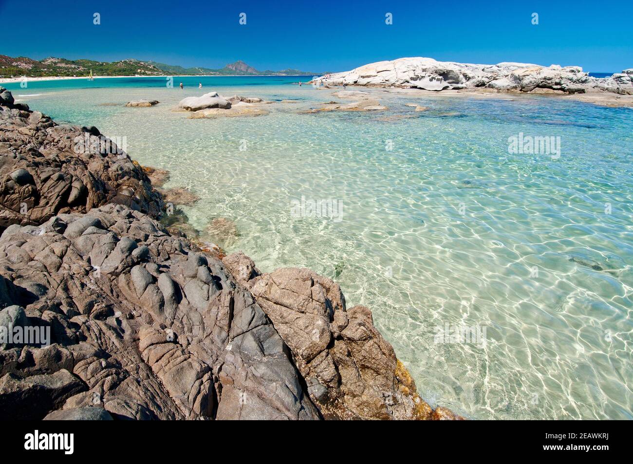 Smaragdwasser und weißer Sand am Strand Scoglio di Peppino In castiadas sardinien Stockfoto