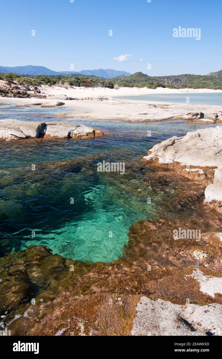 Smaragdwasser und weißer Sand am Strand Scoglio di Peppino In castiadas sardinien Stockfoto