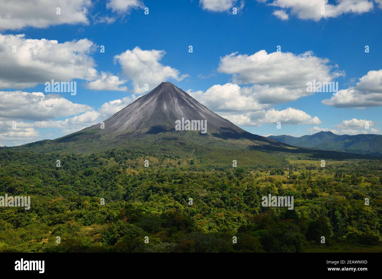 Vulkan Arenal neben dem Regenwald, Costa Rica Pazifik, Nationalpark, tolles Landschaftpanorama, schöne Aussicht, Top-Shot Stockfoto