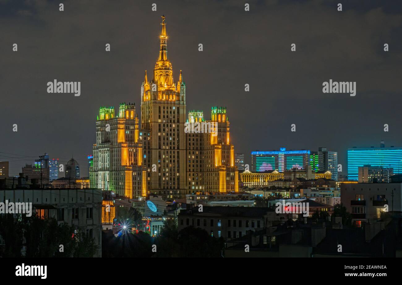 Moskauer Nacht. Hochhaus am Kudrinskaya Platz in der Nähe der U-Bahnstation Barrikadnaya. Architektur der sowjetischen Zeit Stockfoto