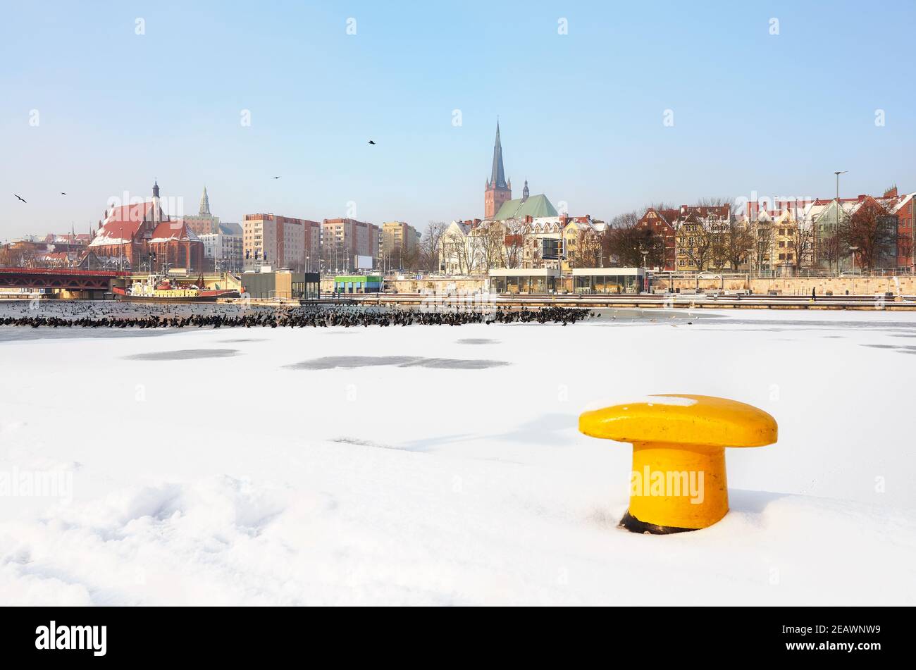 Stettin Waterfront mit gefrorenem Fluss oder im Winter, Polen. Stockfoto
