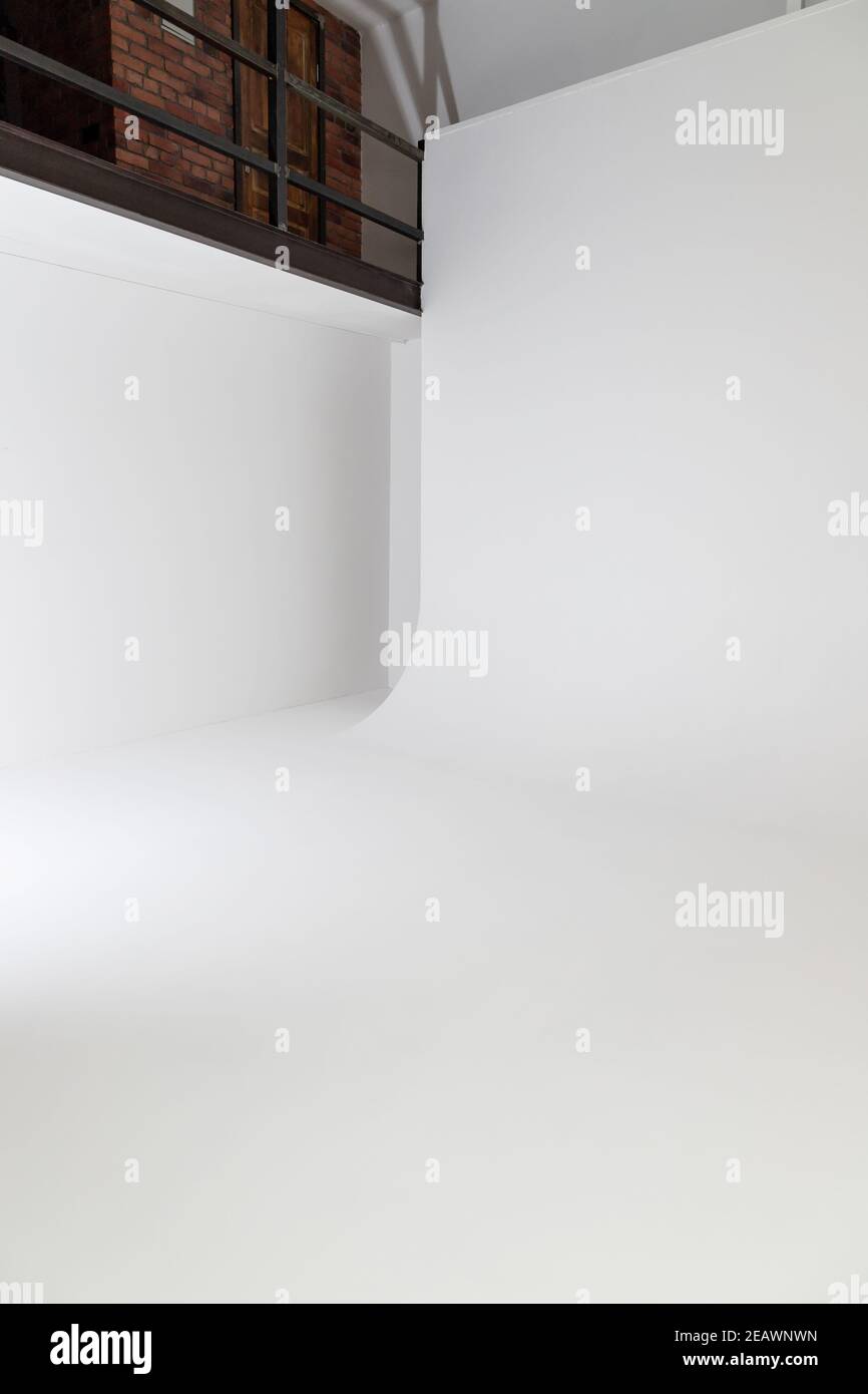 Leere weiße Foto Studio Innenraum Hintergrund, Cyclorama Struktur, vertikale Foto Stockfoto