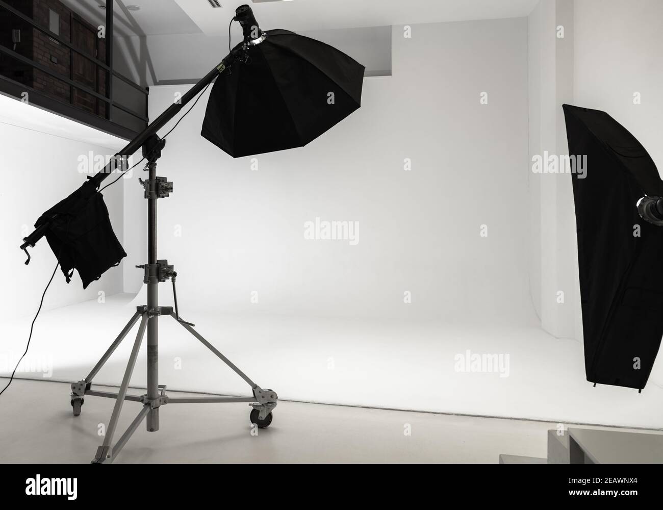 Weiß Foto Studio Innenhintergrund, Cyclorama Struktur und professionelle Impulslichter Stockfoto