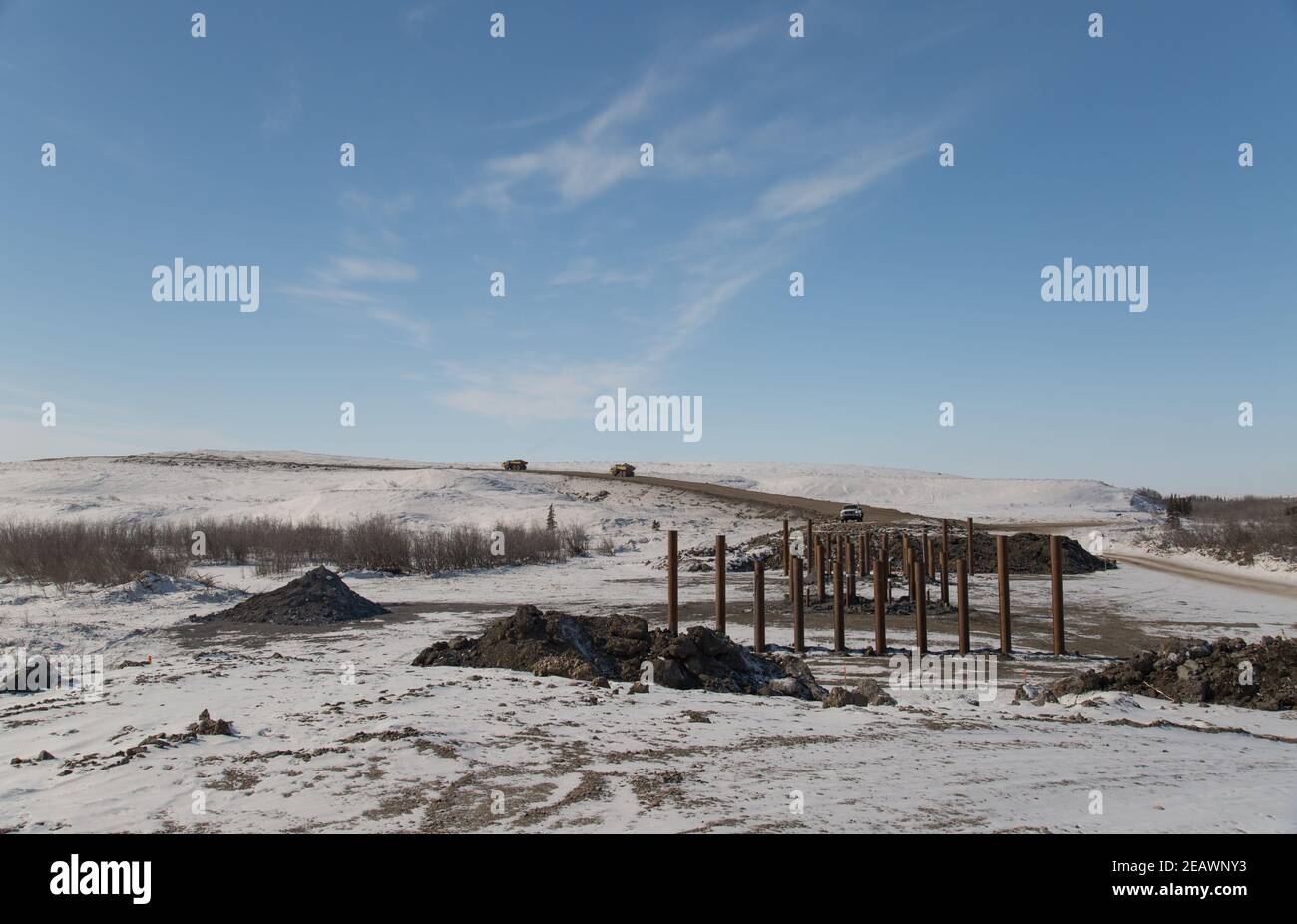 Eine von acht Brücken im Bau entlang der 139km Allwetter-Schotter Inuvik-Tuktoyaktuk Highway, Northwest Territories, Kanadas Arktis. Stockfoto