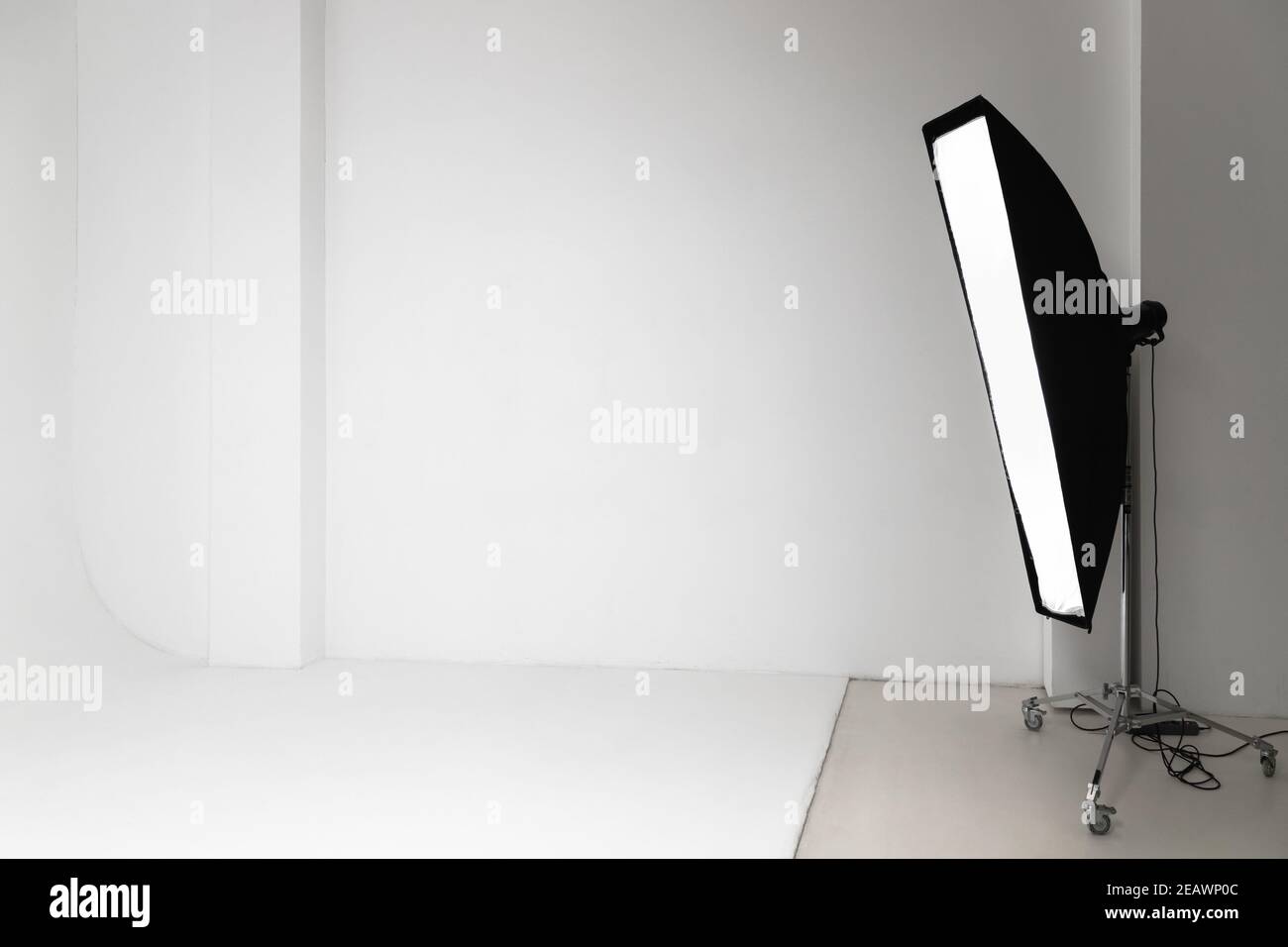 Weiß Foto Studio Innenraum Hintergrund, Cyclorama Struktur und Soft-Box Impuls Licht Stockfoto