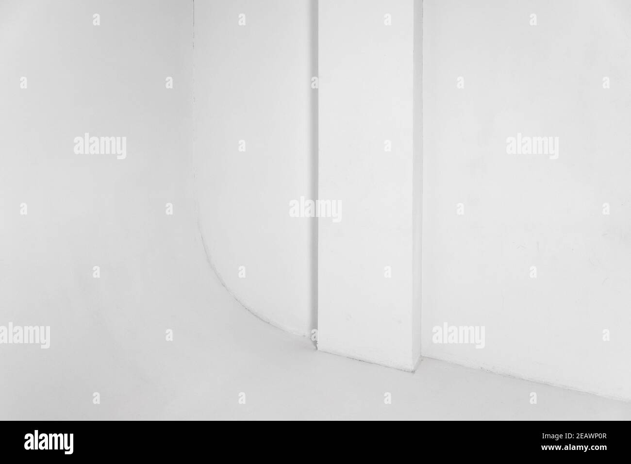Leeres weißes Fotostudio Innenhintergrund, Cyclorama-Struktur mit einem glatten Übergang zwischen horizontalen und vertikalen Ebenen Stockfoto