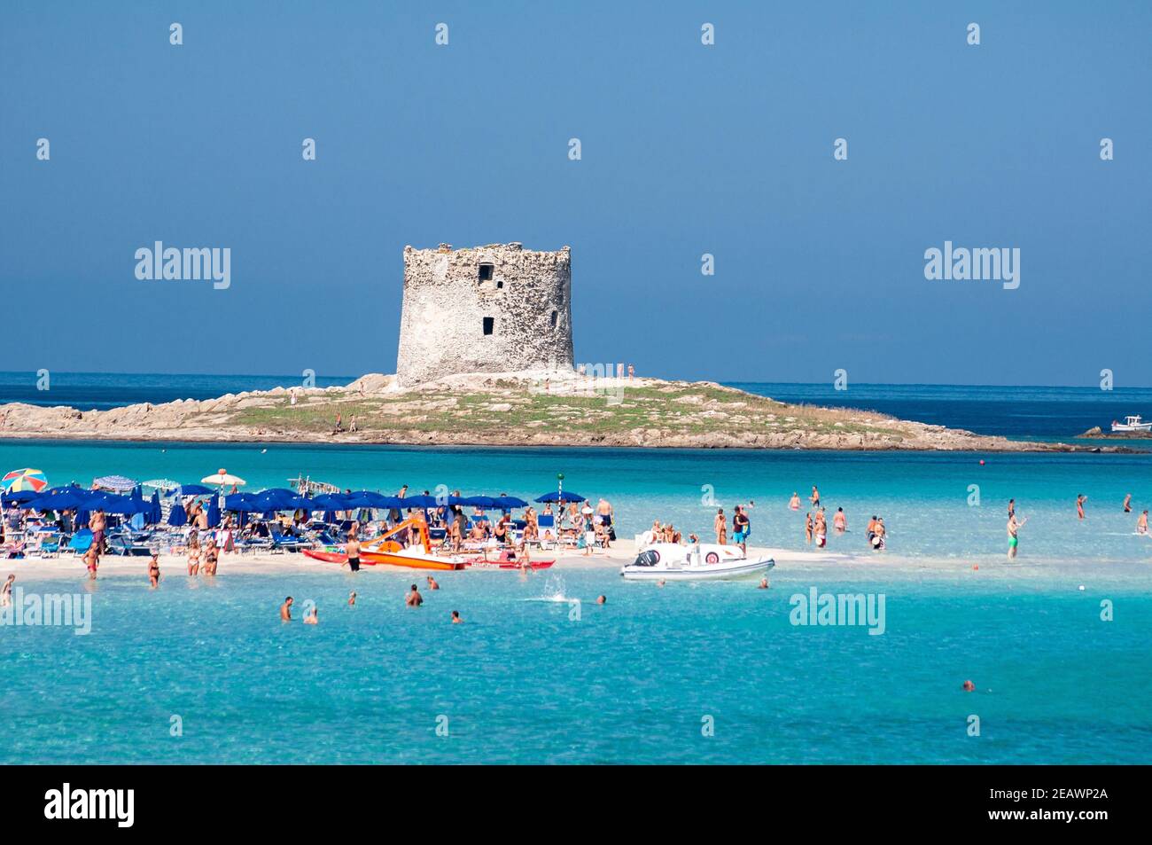 Weißer Sand und kristallklares Wasser am berühmten Strand La Pelosa, Stintino, Sardinien Stockfoto