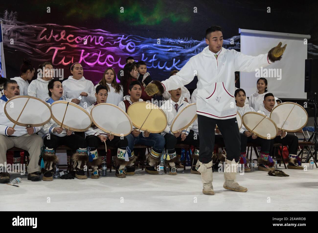 Inuit Siglit Trommler und Tänzer von Tuktoyaktuk, die in traditioneller Tracht auftreten, Nordwest-Territorien, Kanadas westliche Arktis. Stockfoto