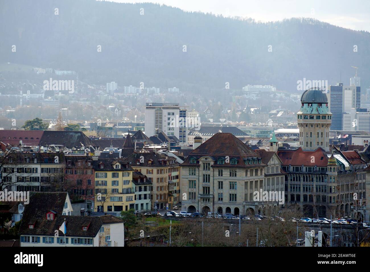 Lindenhof-Viertel in Zürich Luftaufnahme mit Urania-Observatorium mit Teleskopkuppel auf der rechten Seite. Es ist berühmt für das Refracting Telescoope. Stockfoto