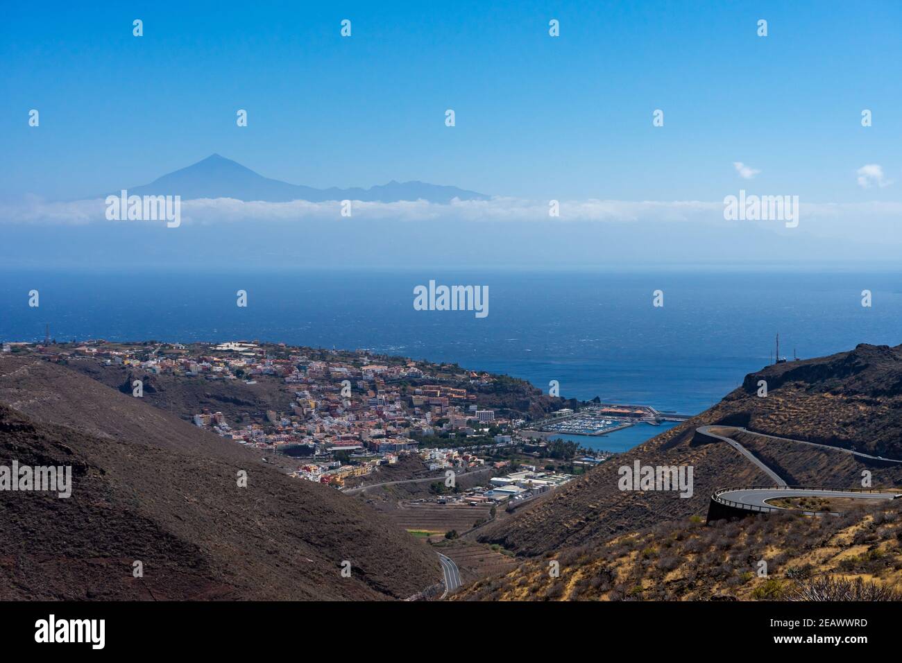 San Sebastián de La Gomera von den Hügeln mit Teneriffa Im Schweben über den Wolken Stockfoto