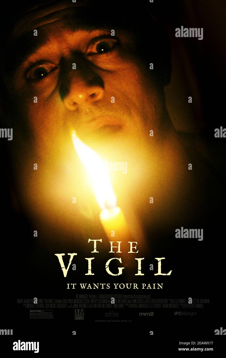 The Vigil (2019) unter der Regie von Keith Thomas mit Dave Davis, Menashe lustig und Malky Goldman. Ein Mann, der über Nacht einem verstorbenen Mitglied seiner ehemaligen orthodoxen jüdischen Gemeinde Wache leistet, befindet sich gegenüber einer böswilligen Einheit. Stockfoto