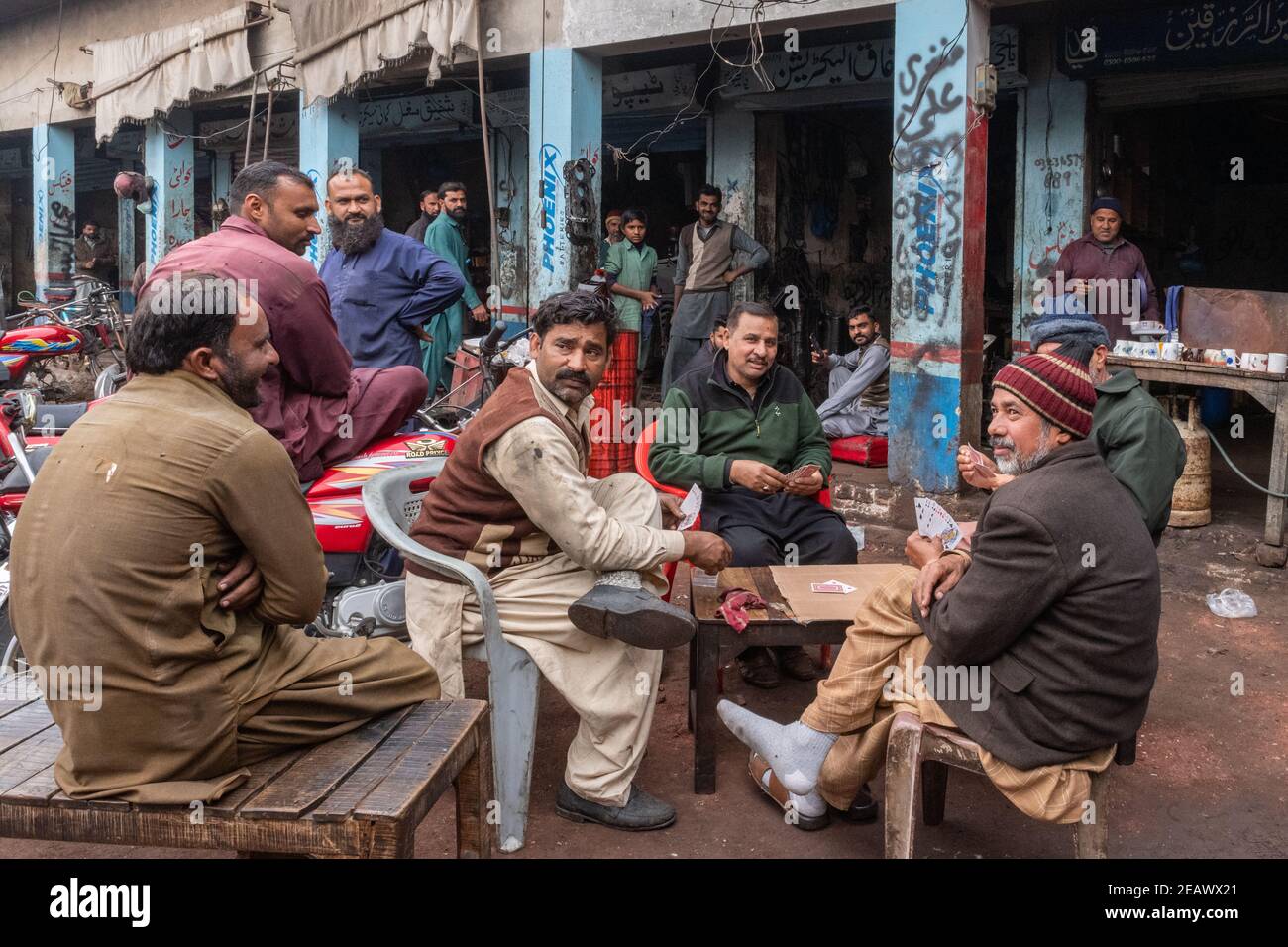 LKW-Fahrer und Arbeiter, die eine Pause in einer LKW-Kunst-Malwerkstatt, Lahore, Punjab, Pakistan Stockfoto