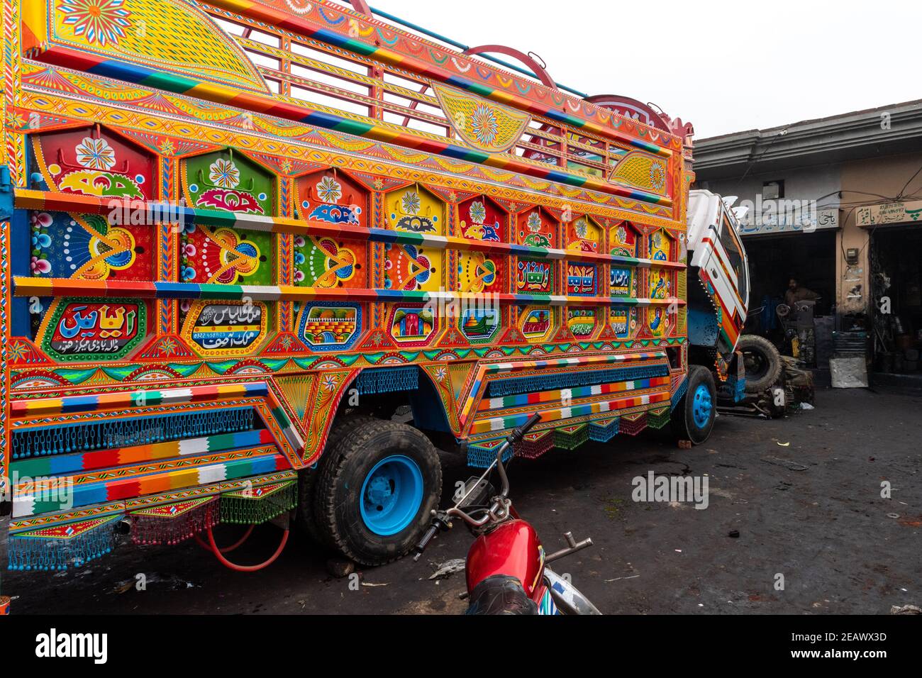 LKW in einer LKW-Kunstmalwerkstatt, Lahore, Punjab, Pakistan Stockfoto