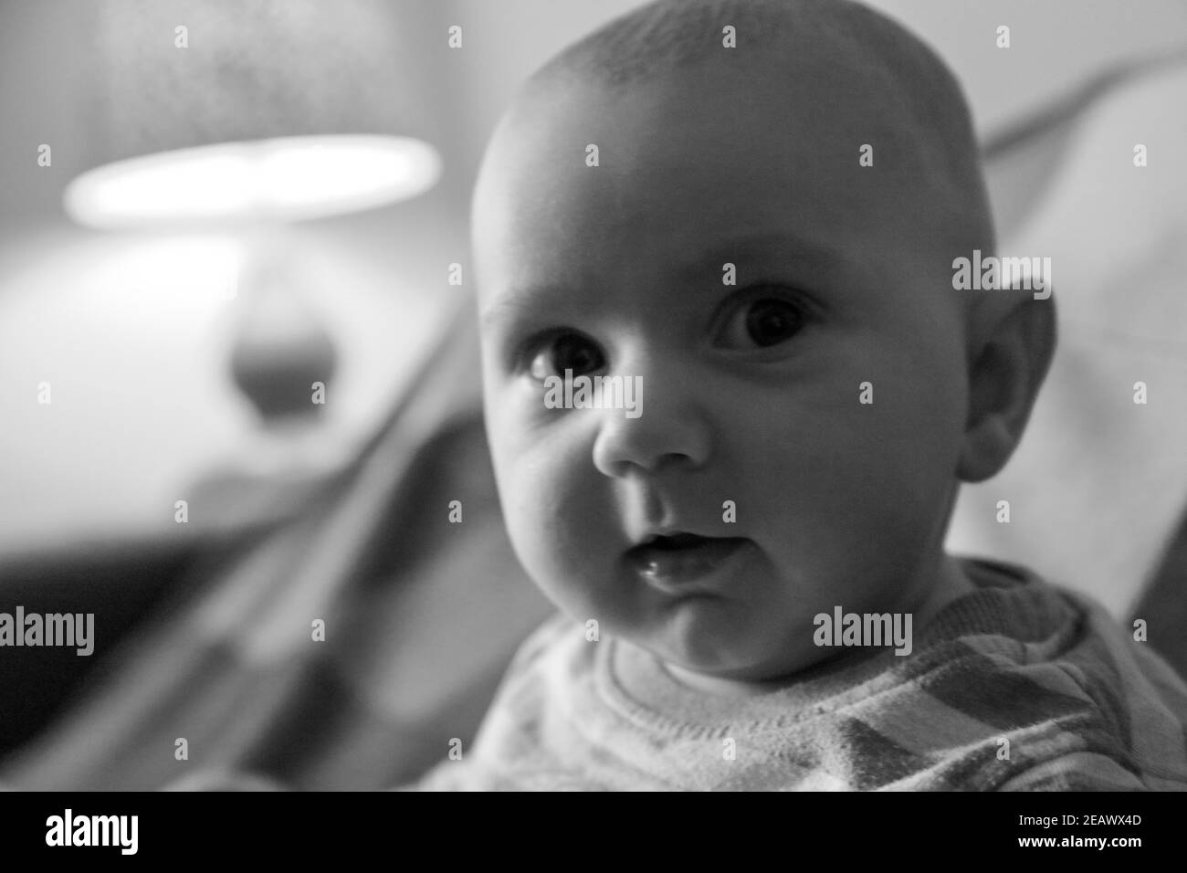 Kleiner Kaukasianer Baby Junge vier Monate alt Porträt lächelnd auf einer Decke in einem Haus. Stockfoto