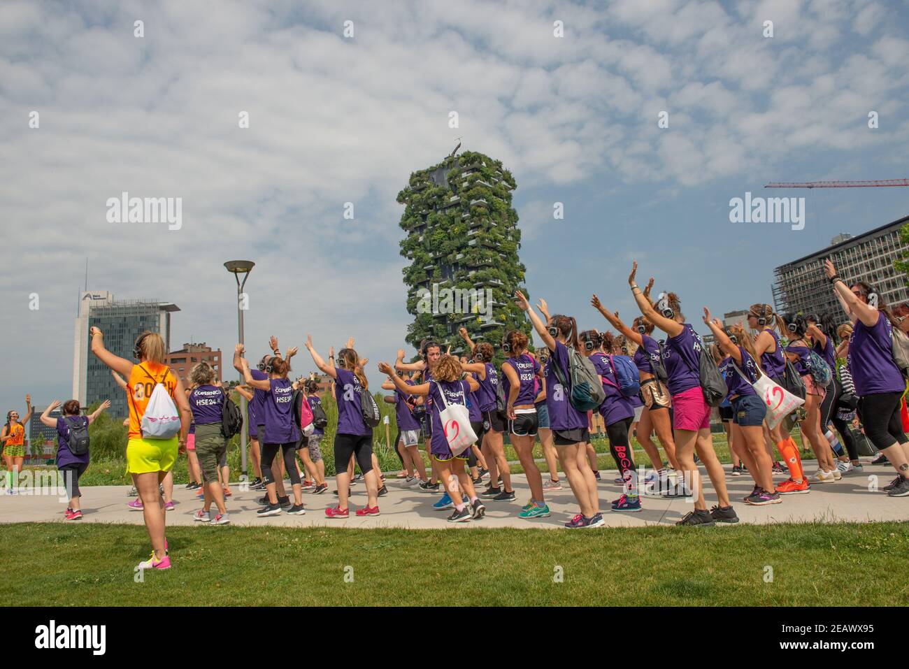 mailand italien 29. Juni 2019: Menschen nach einem Gruppengymnastikkurs im Bibliothekspark der Bäume in mailand Stockfoto
