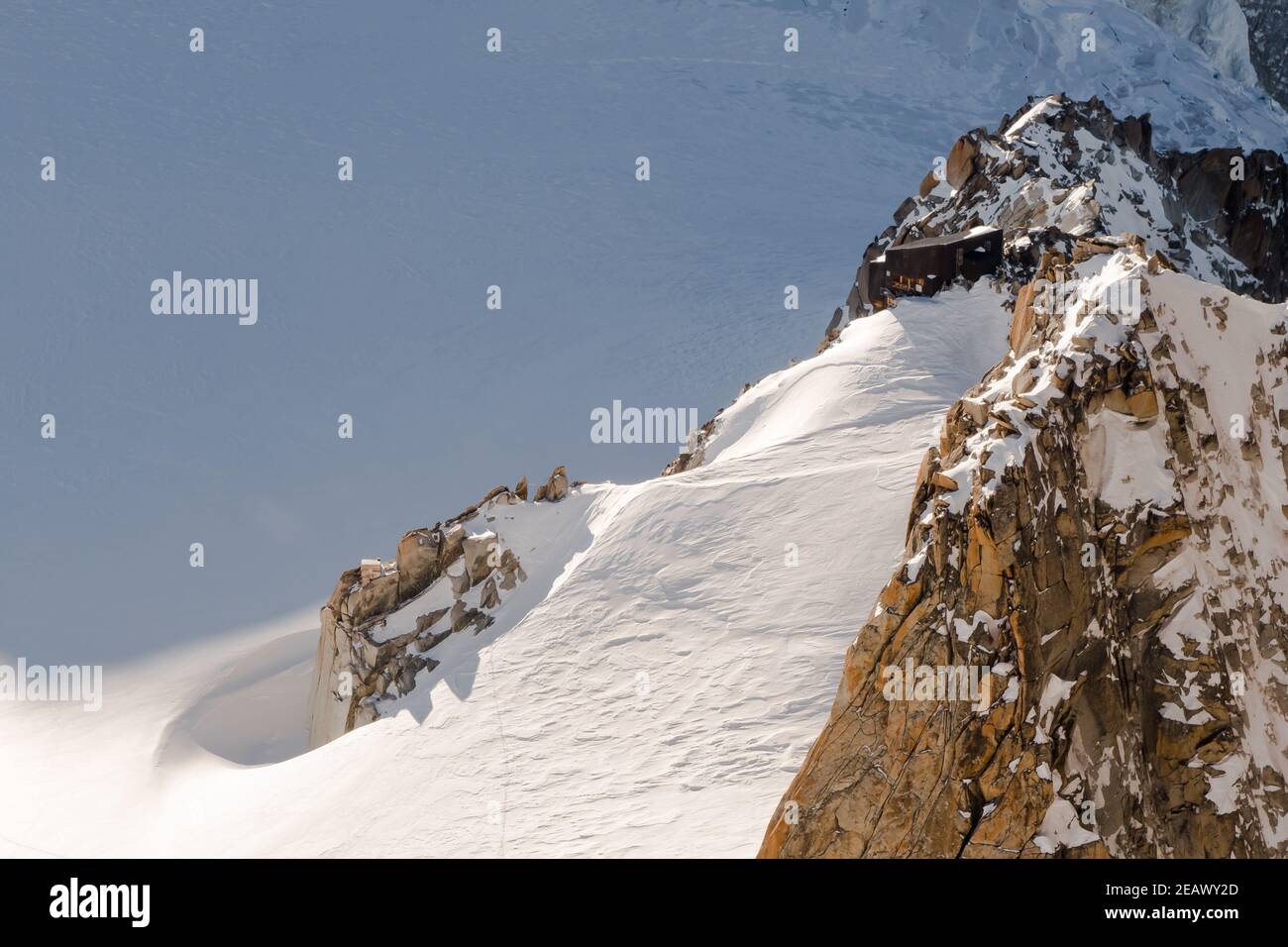 Blick von der Bergstation Aiguille du Midi nach oben Von Vallee Blanche mit dem Cosmiques Arete Kamm und dem Refugium des Cosmiques Hütte mit Blick auf C Stockfoto