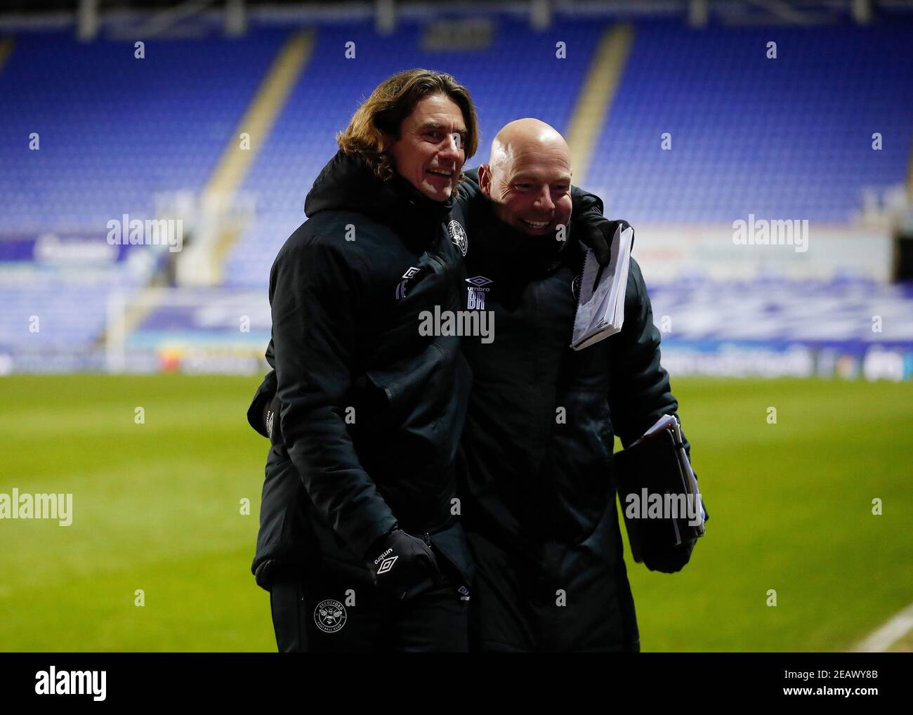 Madejski Stadium, Reading, Berkshire, Großbritannien. Februar 2021, 10th. English Football League Championship Football, Reading versus Brentford; Brentford Manager Thomas Frank feiert nach dem Schlusspfiff mit Brentford Assistant Head Coach Brian Riemer Credit: Action Plus Sports/Alamy Live News Stockfoto