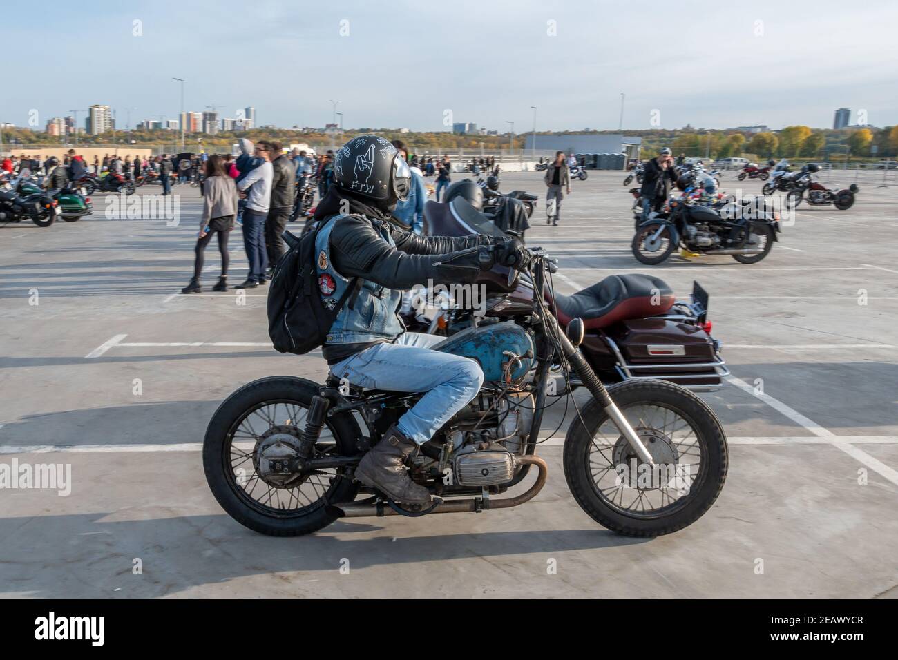 Kazan, Russland-26. September 2020: Biker auf einem Oldtimer-Motorrad mit abblätternder Farbe und Rostflecken bei einem Biker-Treffen. Stockfoto