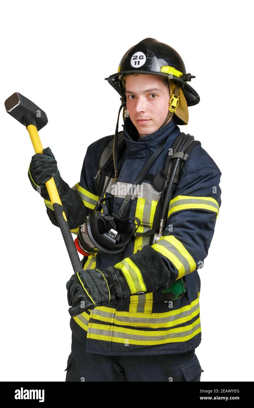 Junger tapferer Mann in der Uniform von Feuerwehrmann und Vorschlaghammer Stockfoto