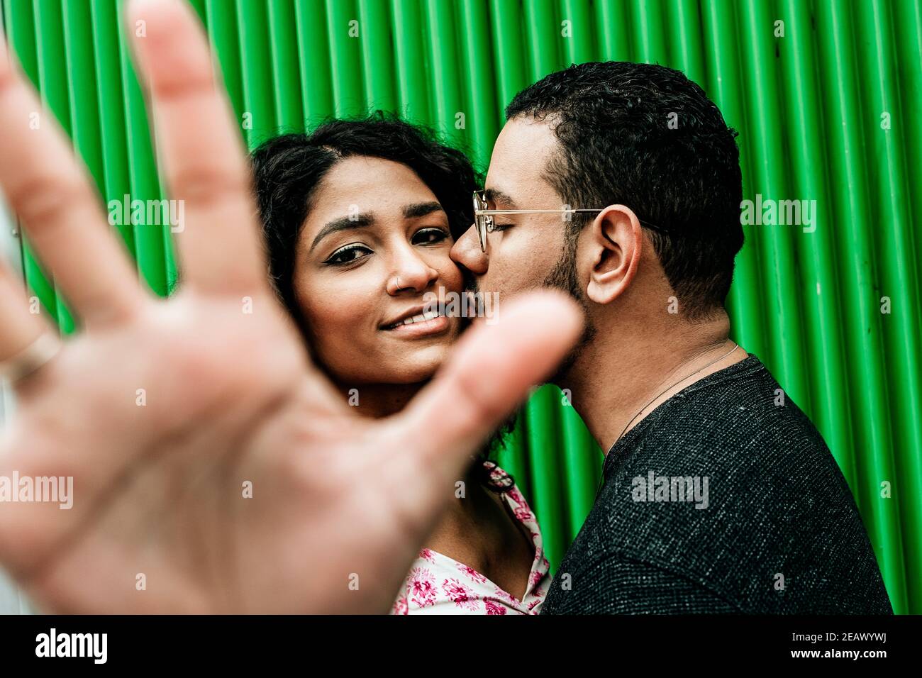 Nahaufnahme eines gemischten Ethnizität-Paares, das liebevoll ist Stockfoto