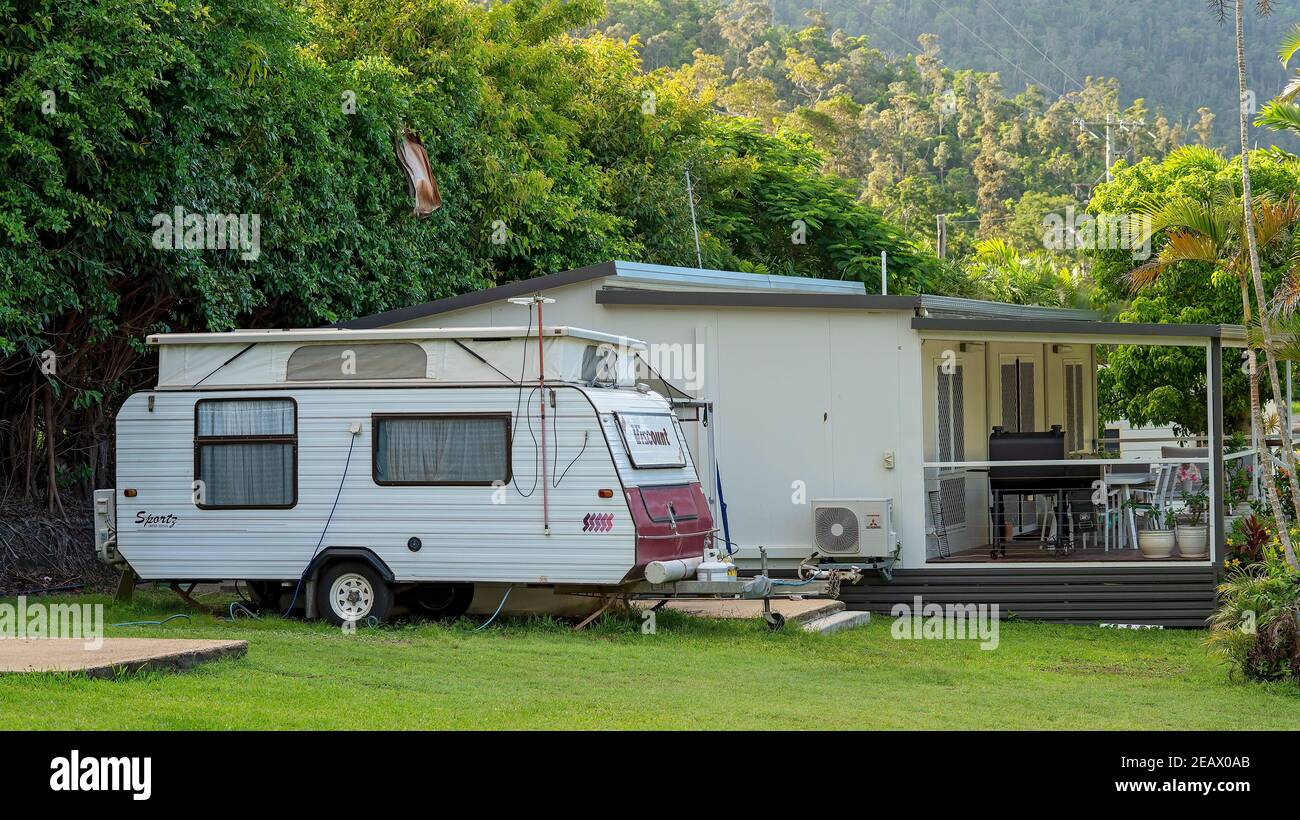 Airlie Beach, Queensland, Australien - Februar 2021: Urlauber genießen den Caravan-Lifestyle in einem tropischen Touristenpark Stockfoto