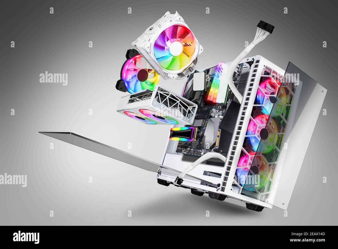 Explosionsansicht des weißen Gaming-pc-Computers mit Glasfenstern und Regenbogen-rgb-LED-Leuchten. Fliegende Hardware-Komponenten abstraktes Technologiekonzept auf GRA Stockfoto
