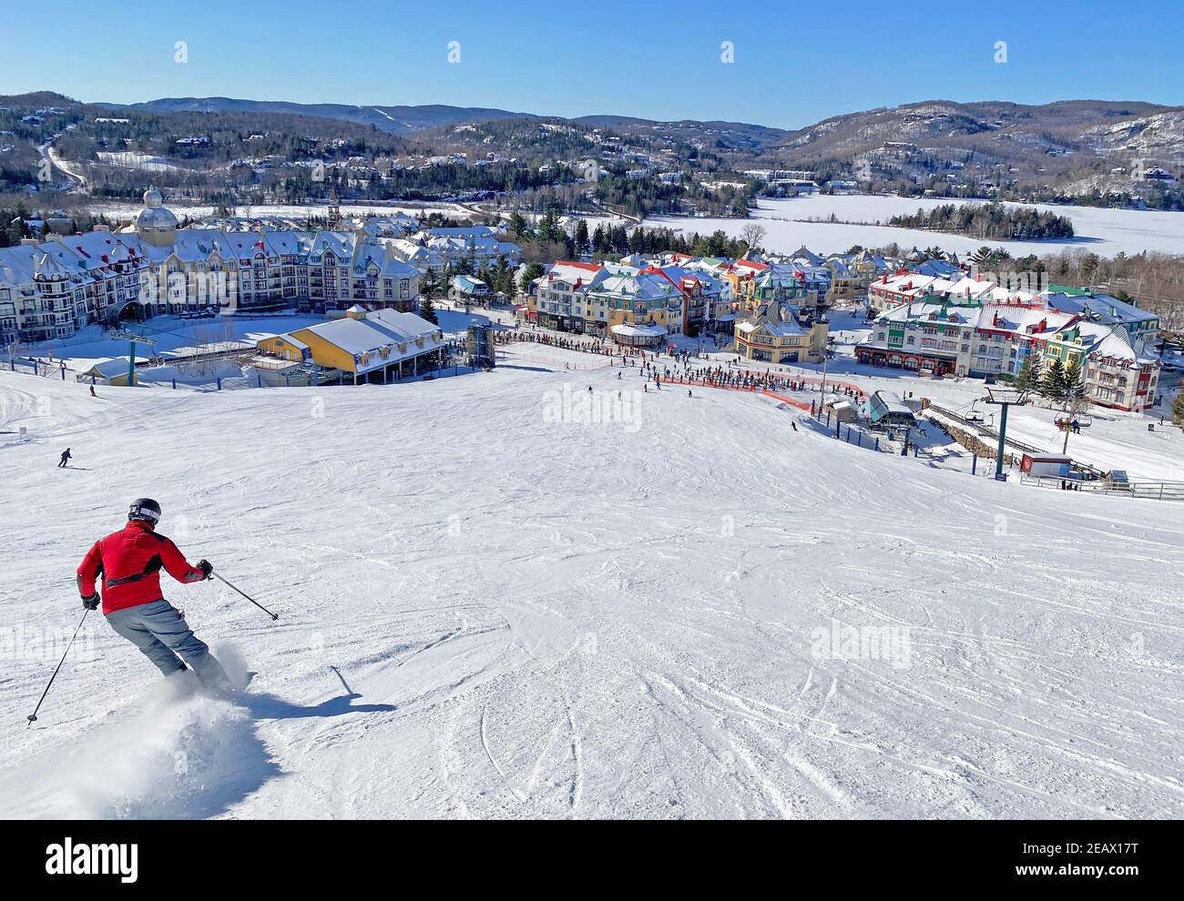 Mont und Lake Tremblant Village Resort im Winter, Quebec, Kanada Stockfoto